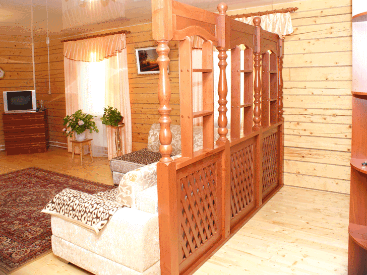 Декоративные деревянные перегородки в загородном доме