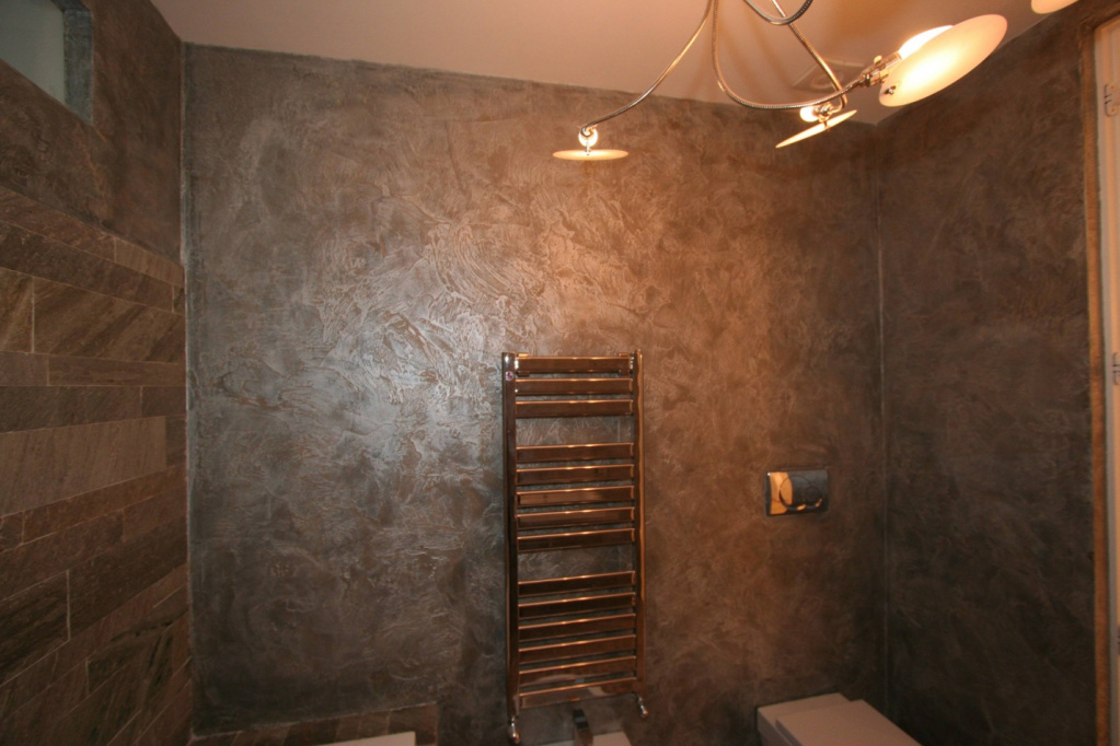 Покрытие из декоративной штукатурки на стенах ванной очень стойкое к влажности и прочное