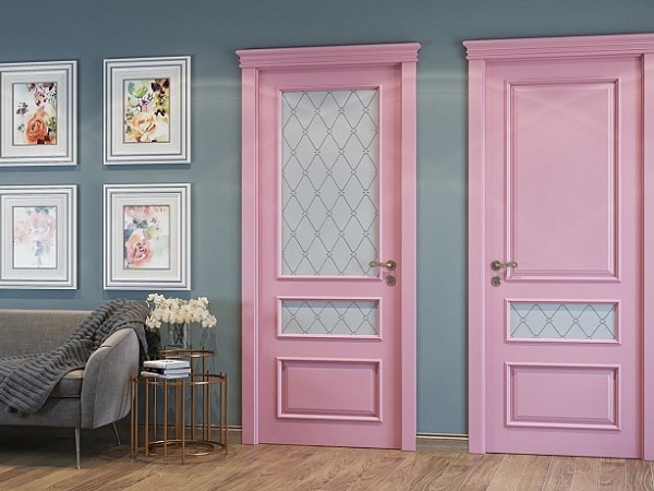 Межкомнатные двери, окрашенные в розовый цвет