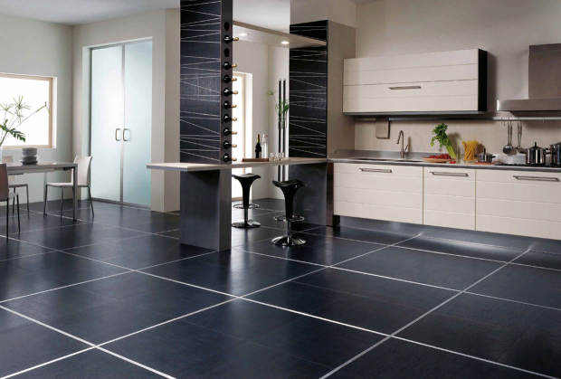 Черная плитка на пол с белыми вставками в интерьере кухни-гостиной