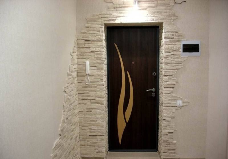 Входная дверь с каменными откосами