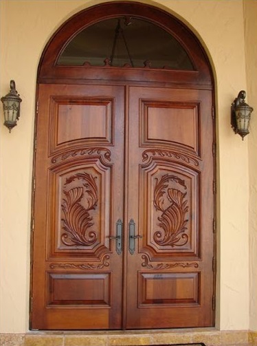 Входная деревянная дверь из массива с резьбой