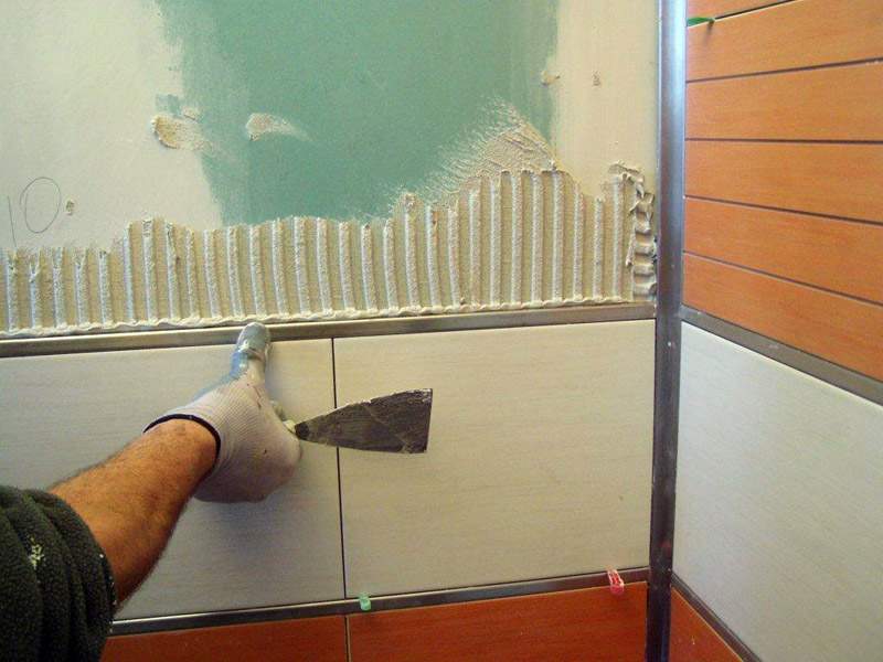 Монтаж металлического бордюра для плитки в ванной