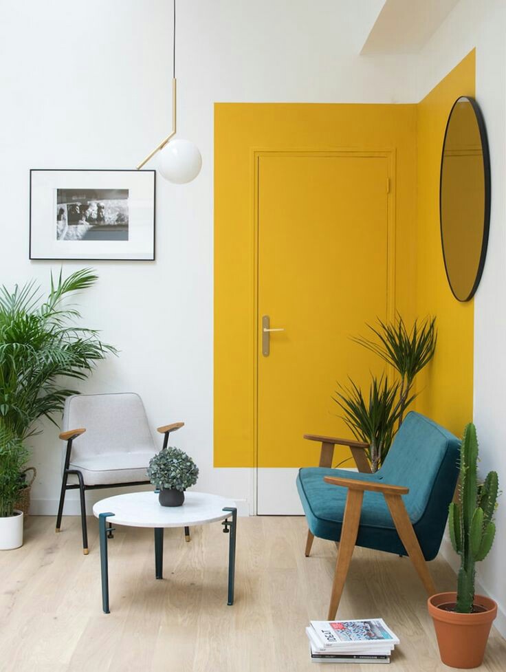 Акцентная дверь модерн в горчичном цвете для небольшой гостиной