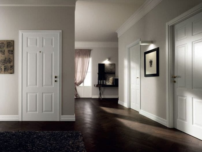 Белые межкомнатные двери в сочетании с коричневым покрытием пола