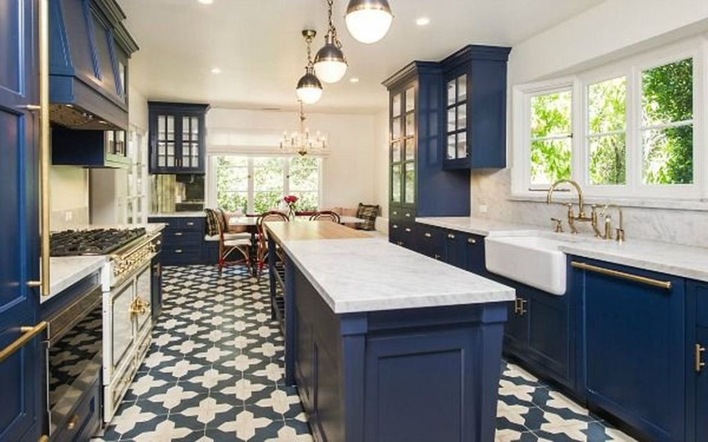 Смесь синей напольной плитки с белым узором на просторной кухне