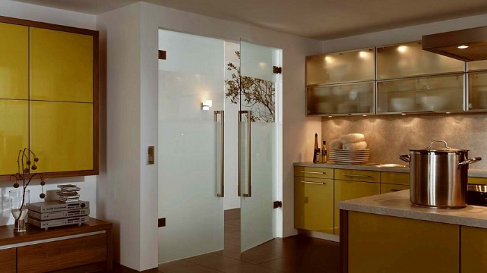 Стеклянные полотна распашных двустворчатых дверей на кухню