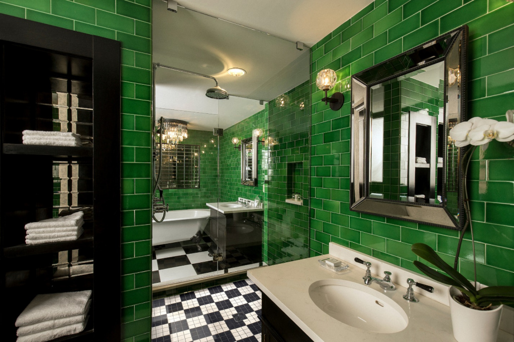Ванная комната с черно-зелено-белой плиткой