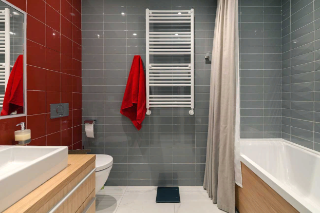 Цветовой и размерный контраст плитки в интерьере маленькой ванной комнаты