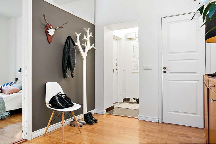 Прихожая в скандинавском стиле с белой входной металлической дверью