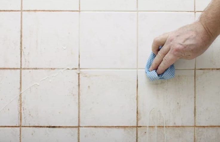 Пока грязь не въелась в межплиточные швы ванной, её можно без труда удалить