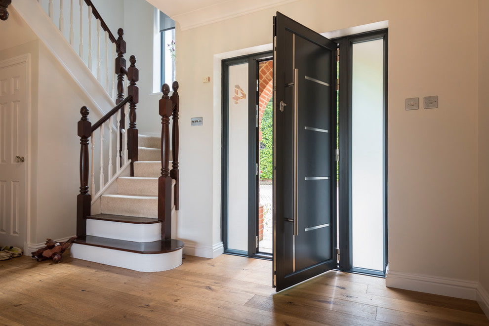 Дизайн двери соответствует стилю дома