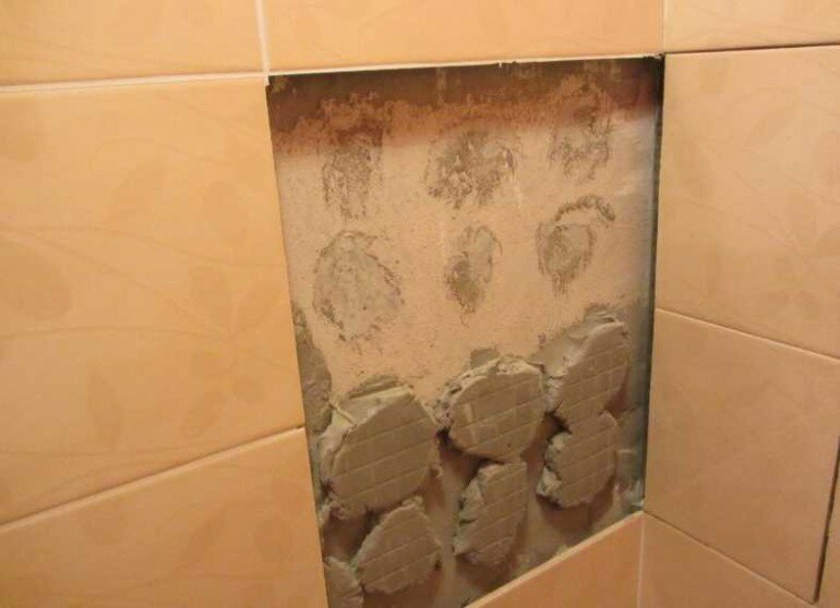 Отвалившаяся плитка в ванной