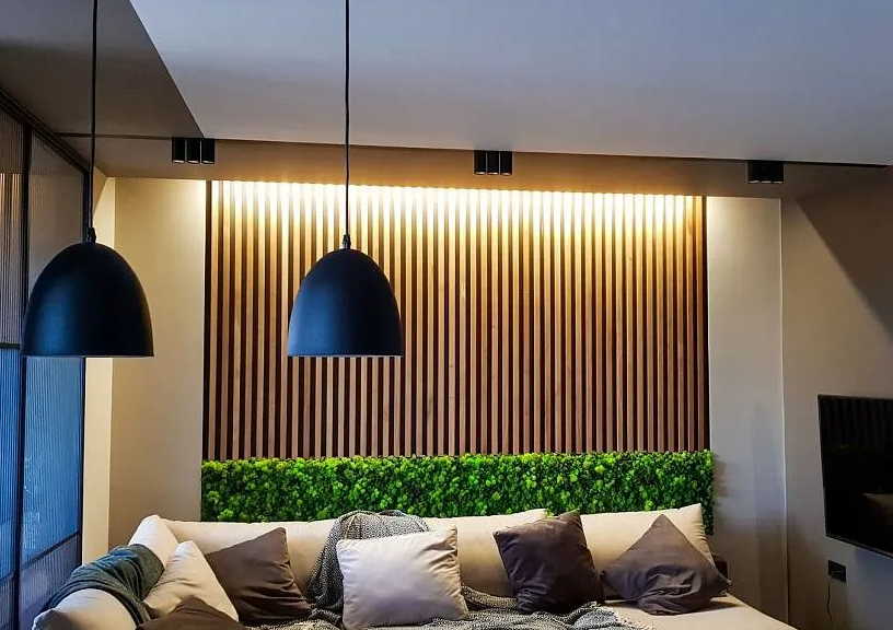 Стена с освещением из декоративных реек для размещения телевизора