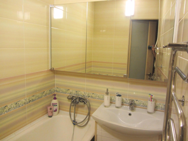 Глянцевая плитка светлого цвета в интерьере маленькой ванной