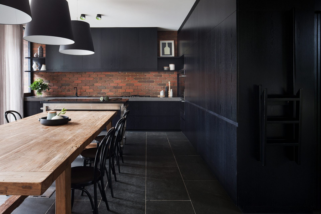 Кухонный лофт с черной плиткой в сочетании с коричневым