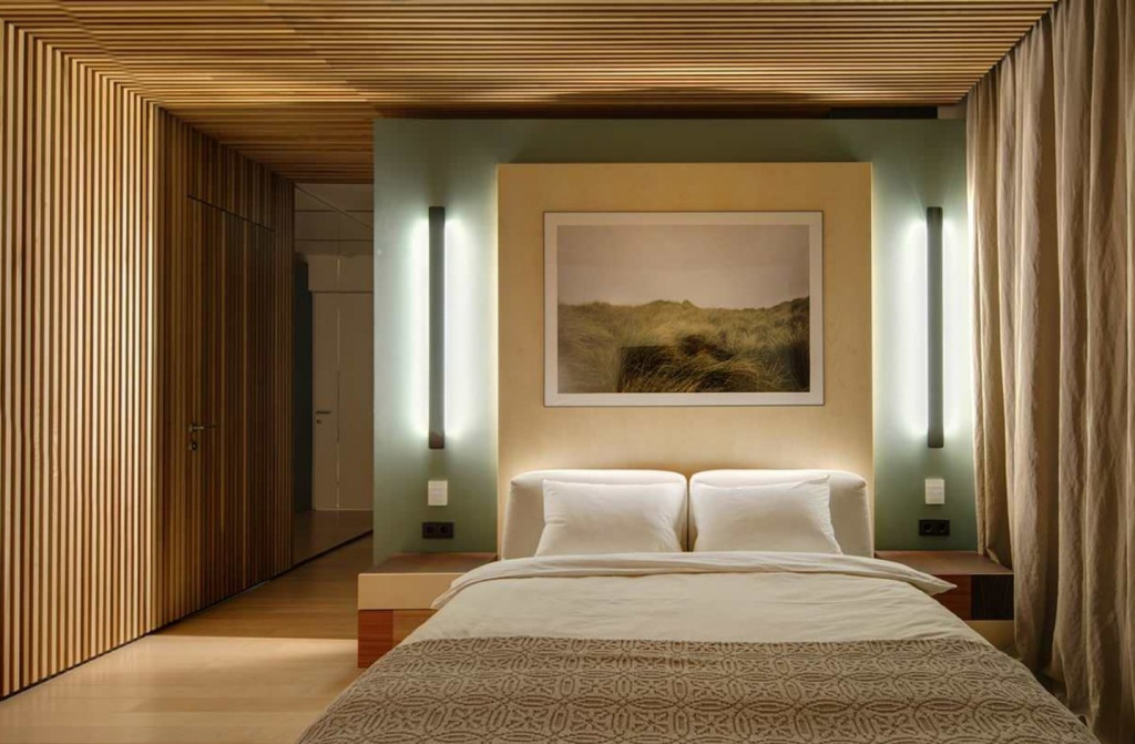 Деревянные декоративные рейки в интерьере спальни