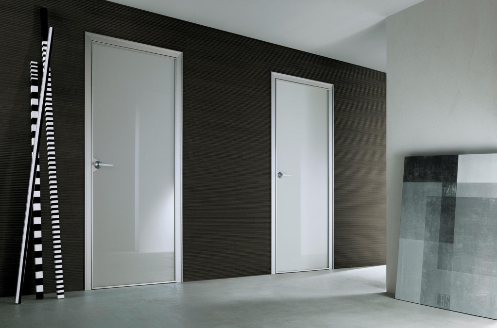 Межкомнатные двери в стиле минимализм выглядят просто и гармонично с общей отделкой помещения