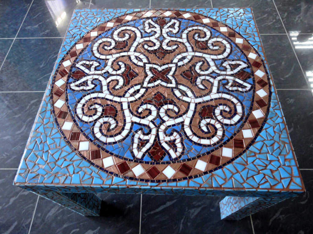 Журнальный столик с мозаикой