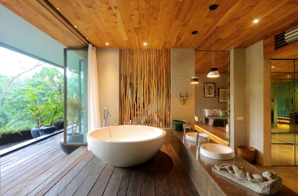 Потолок из дерева в ванной комнате