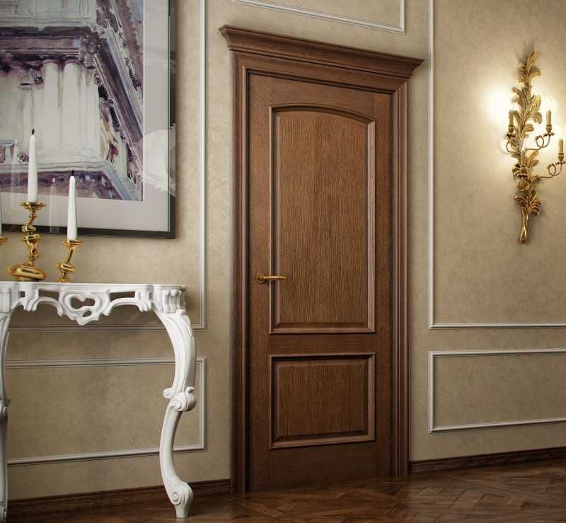 Межкомнатная дверь с лаконичными наличниками в коридоре