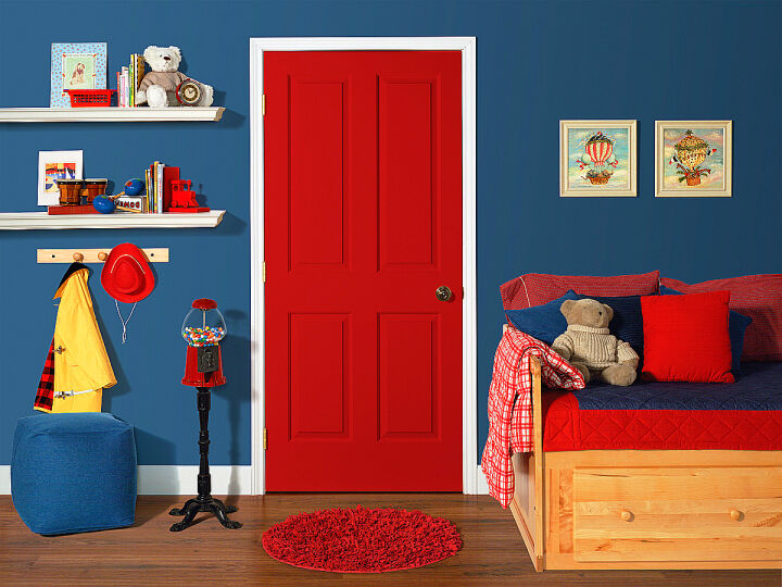 Červené dveře v dětském pokoji