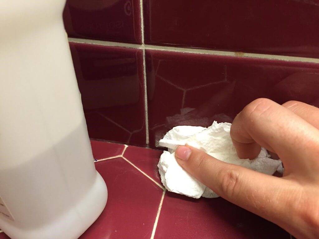 Все поверхности в ванной комнате нужно протирать насухо