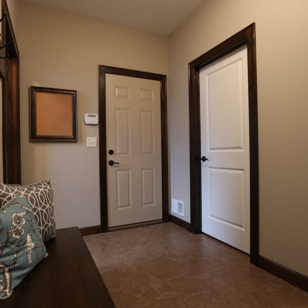 белый плинтус и коричневые двери в интерьере