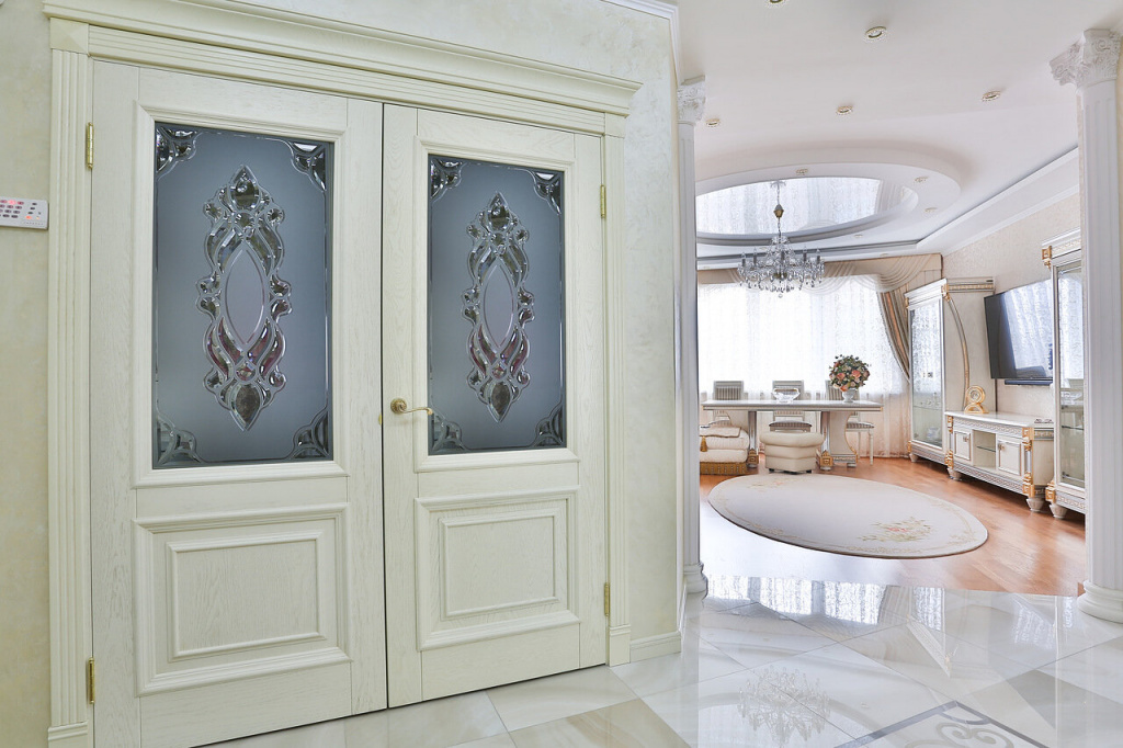 Декорирование межкомнатных дверей красивыми стеклянными вставками