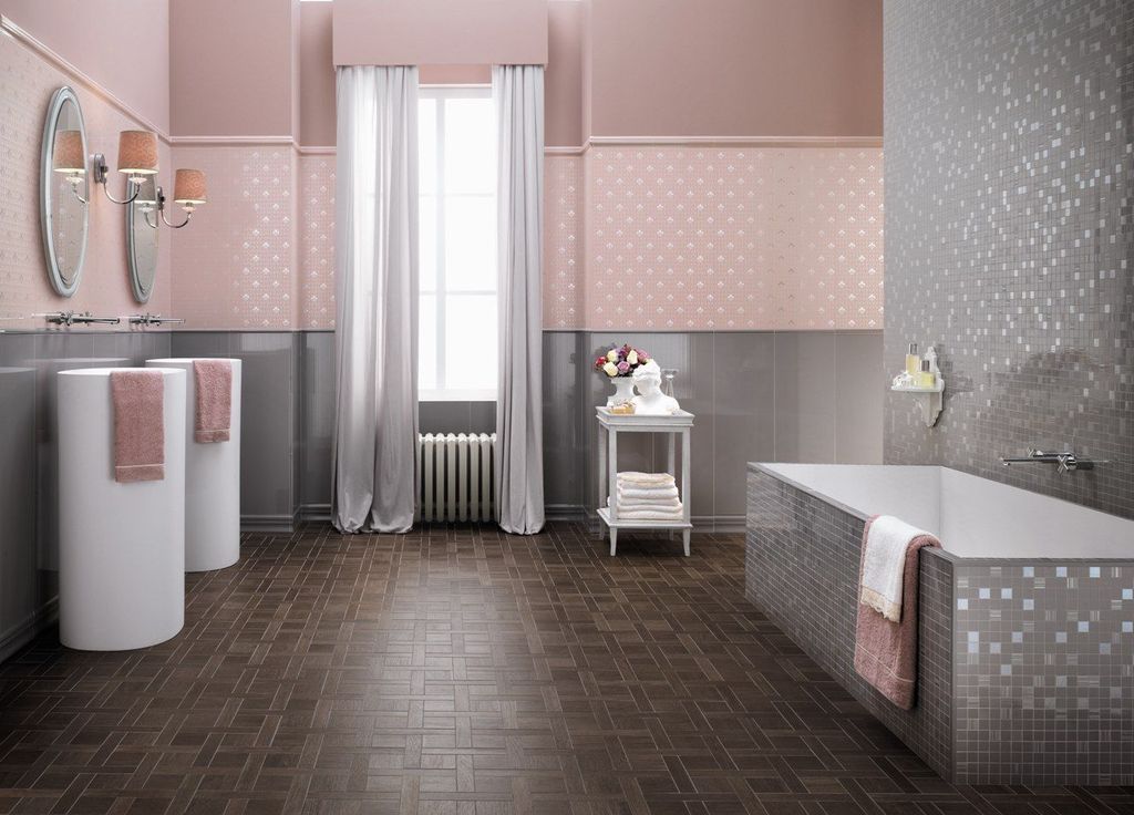 Дизайн ванной с серой плиткой и пыльно-розовыми обоями, покраской