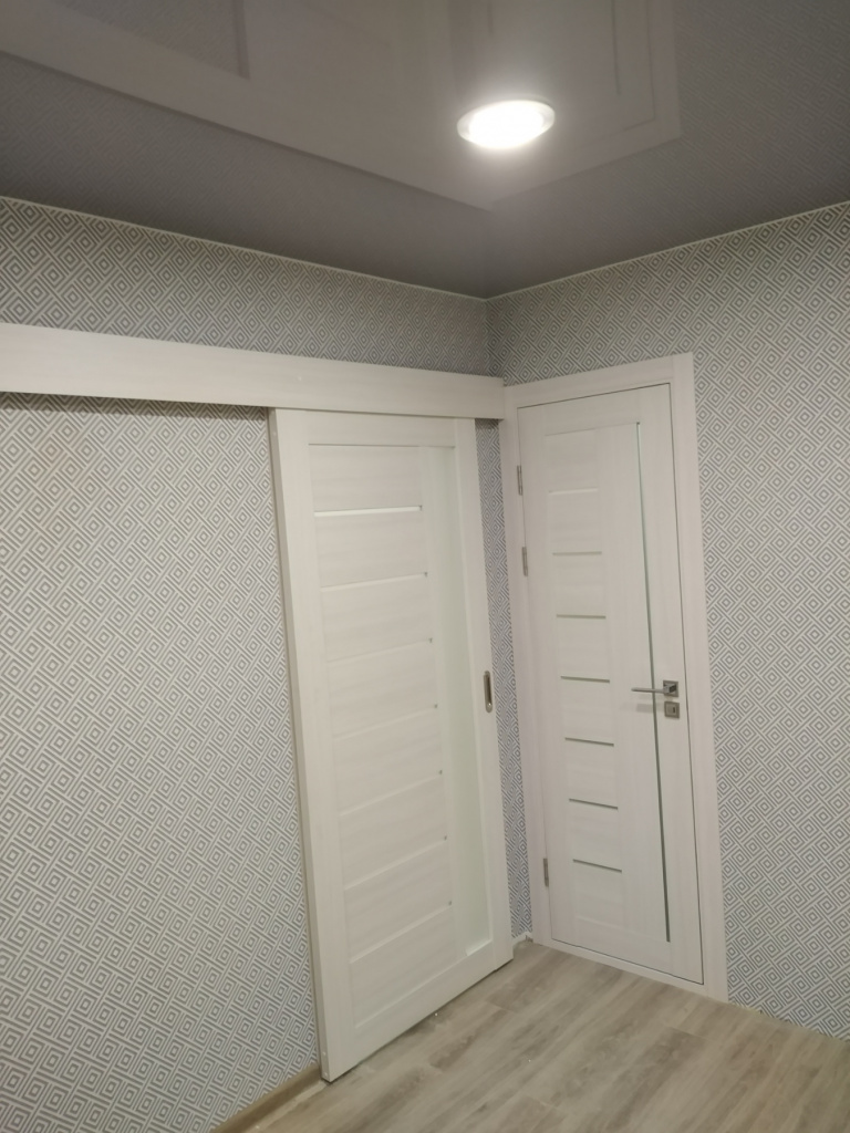 Раздвижные и распашные двери цвета сноу вералинга в коридоре