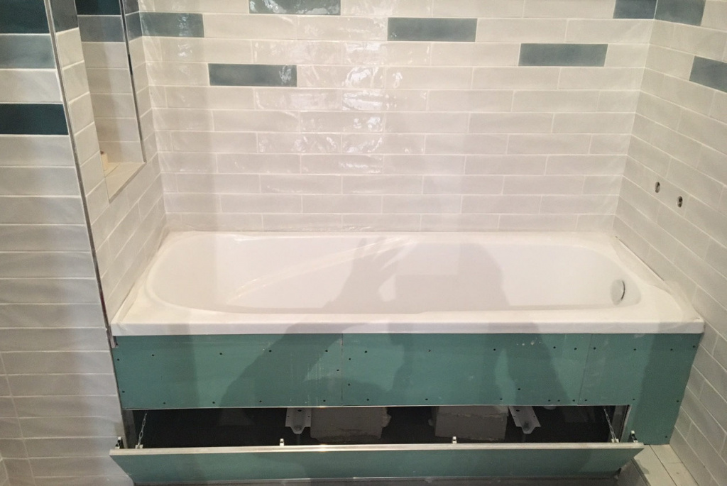 Основание откидного экрана из плитки под ванной изготавливается из гипсокартона