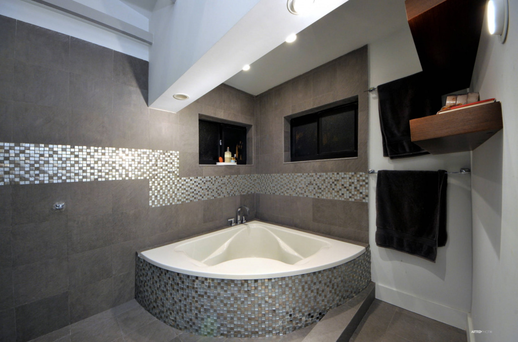 Мозаика из плитки часто используется для отделки экранов под ванной