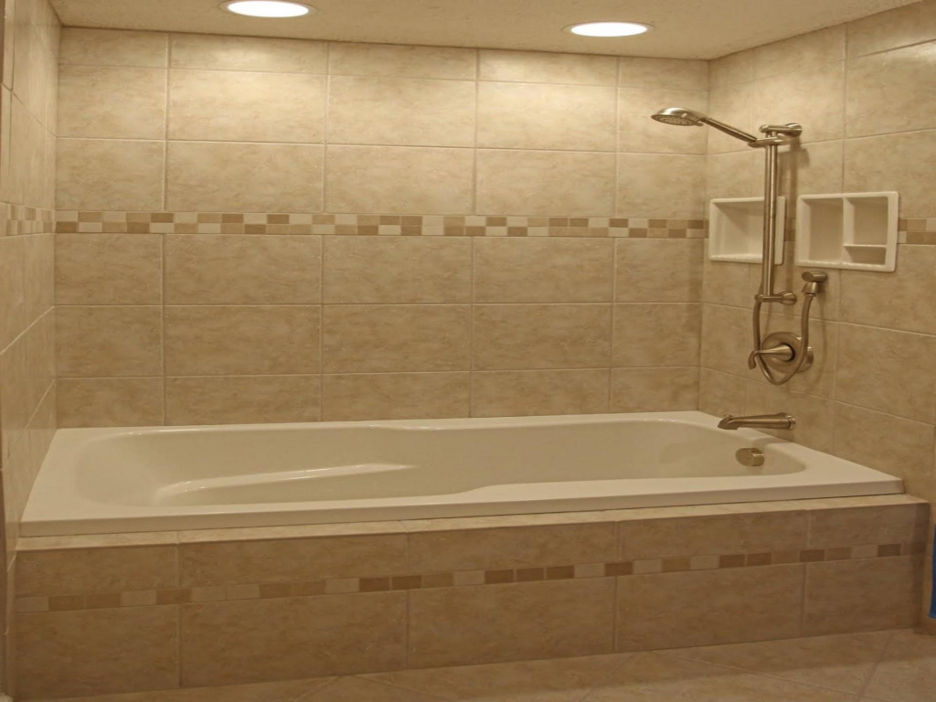 Глухой экран под ванной из плитки считается самым простым вариантом отделки