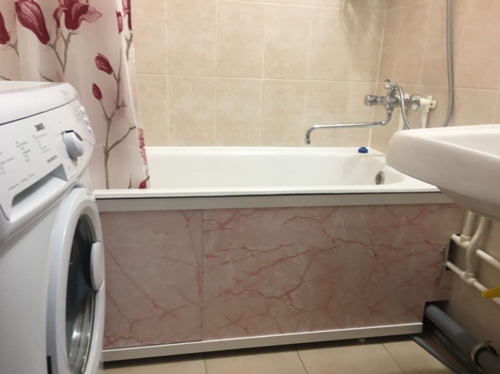 Раздвижной экран из плитки под ванной изготавливается на основе из гипсокартона