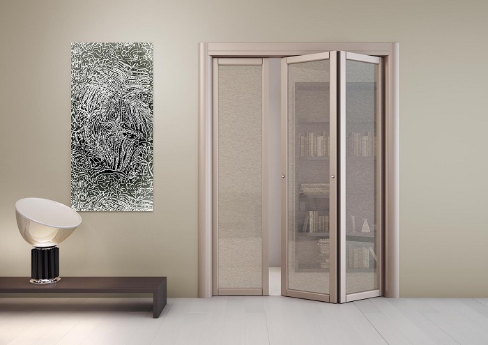 Дверь-книжка, выполненная из алюминиевого профиля и прозрачного стекла в стиле минимализм