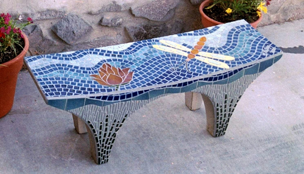 Скамейка с мозаикой из плитки