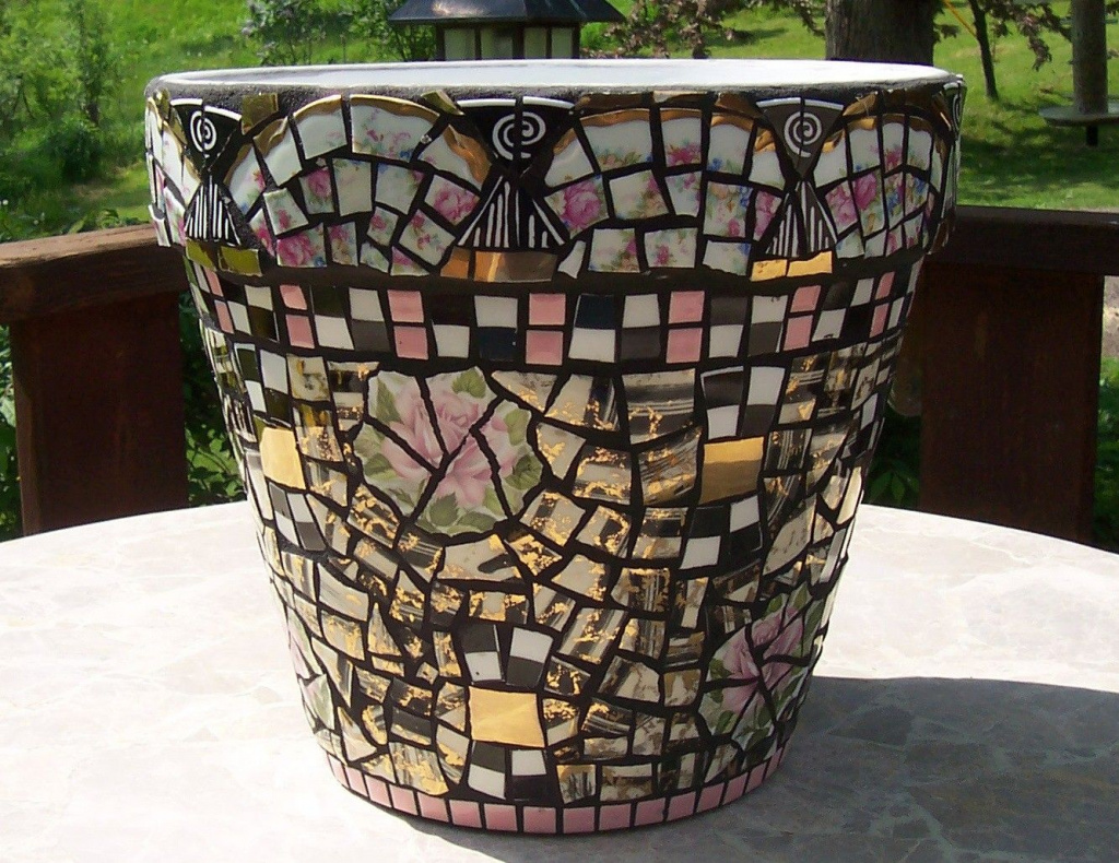 Цветочный горшок из остатков мозаичной плитки