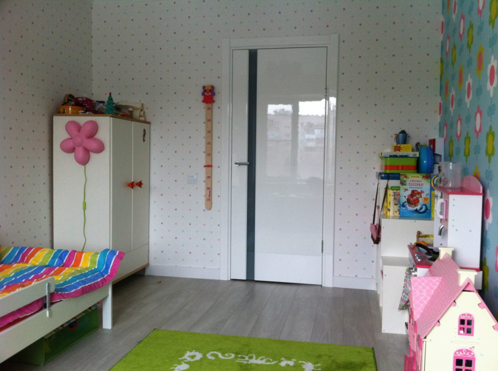 Белая дверь с фьюзингом в детской комнате