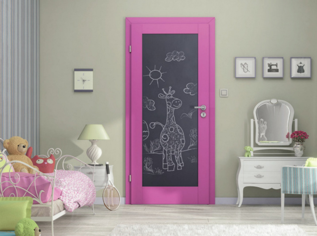 Дверь с доской для рисования в детской комнате