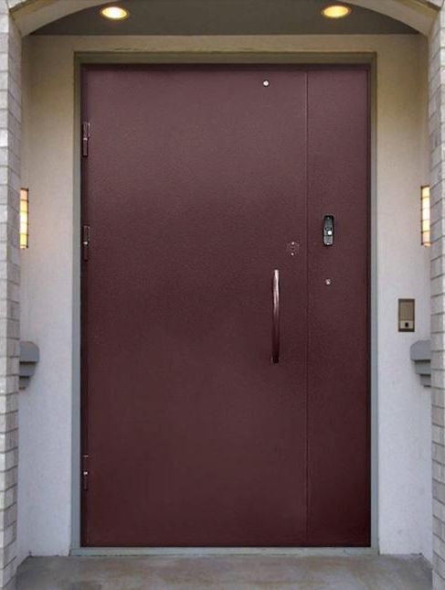 Дверь в частном доме, выполненная из металла