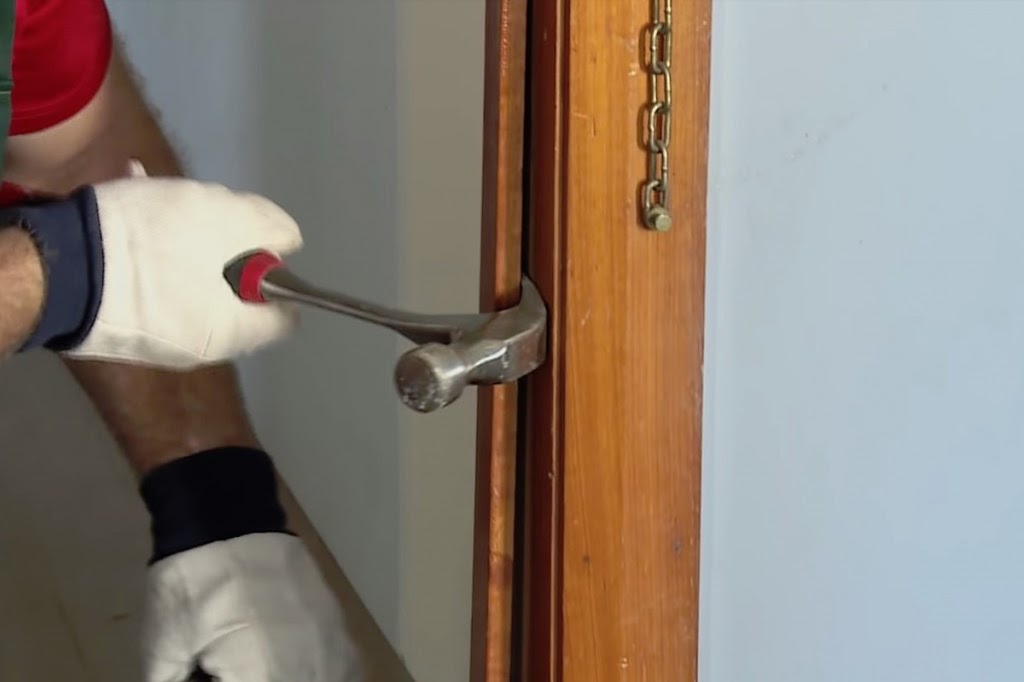 Демонтаж старой двери