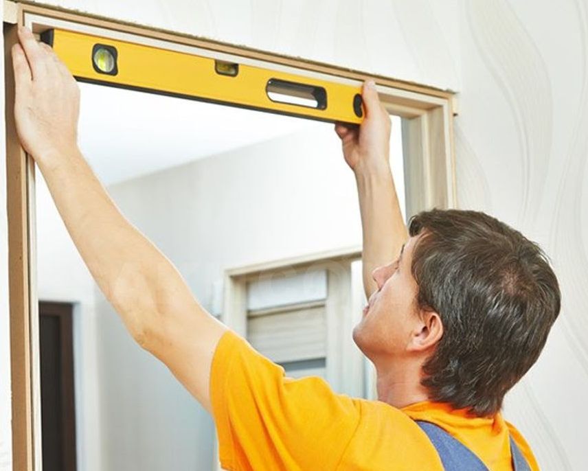 Проверяем уровнем ровность установки дверной коробки