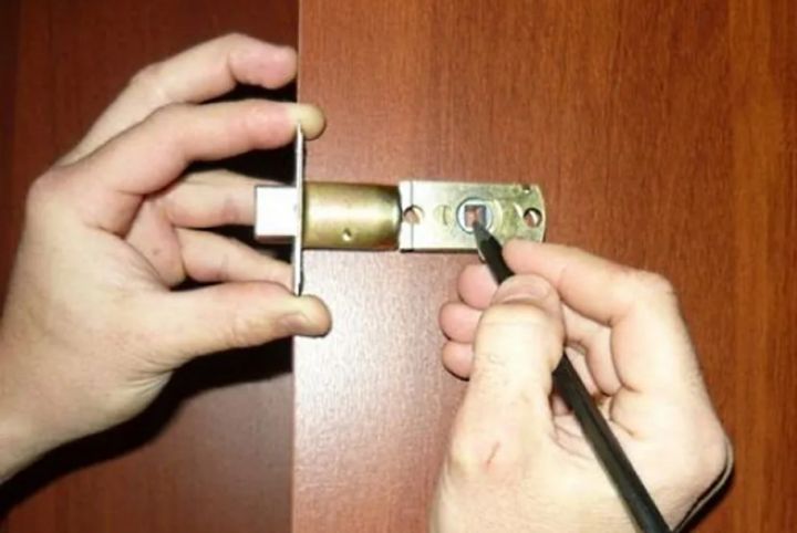 Инструкция: установка ручки-защелки («кноба») на межкомнатную дверь своими руками