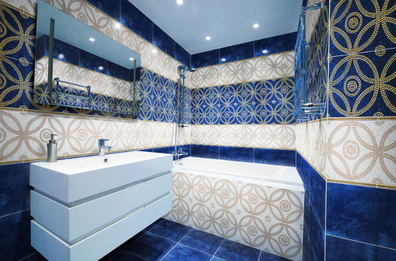 Преобладание линий в интерьере ванной комнаты благодаря соответствующей укладке плитки