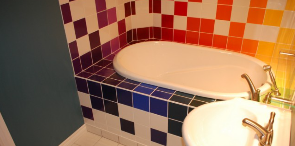 Раскладка цветной плитки и способ оформления стыков плитки в углу ванной