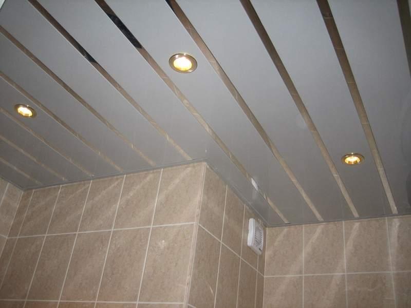 Реечный потолок в туалетной комнате