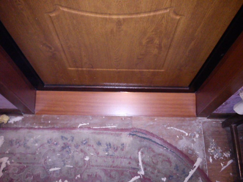 Порожек входной двери с отделкой под древесину