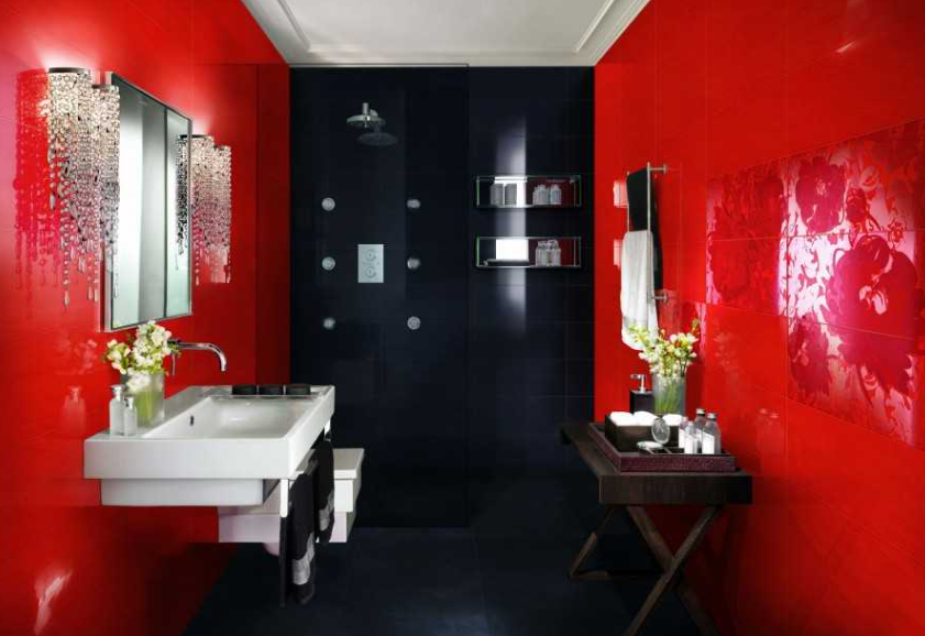 Насыщенные и контрастные цвета плитки в отделке ванной комнаты