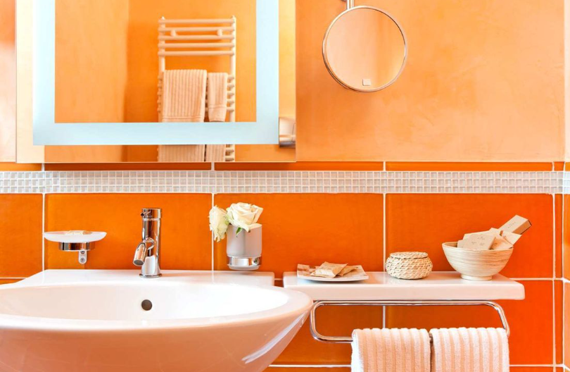 Комбинация цветов плитки и мозаики в ванной